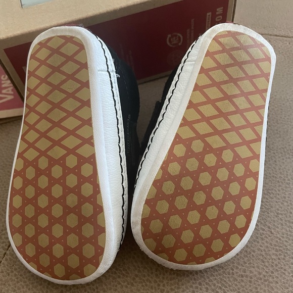 Vans crib shoes size 3 in great condition - Picture 3 of 4